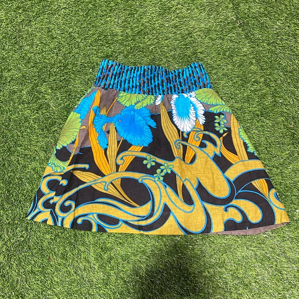Ladies tropical print mini skirt with elastic waistband.